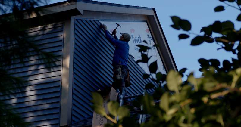 Roof Revivers provides expert siding installation on a home in the Columbus, Ohio area.