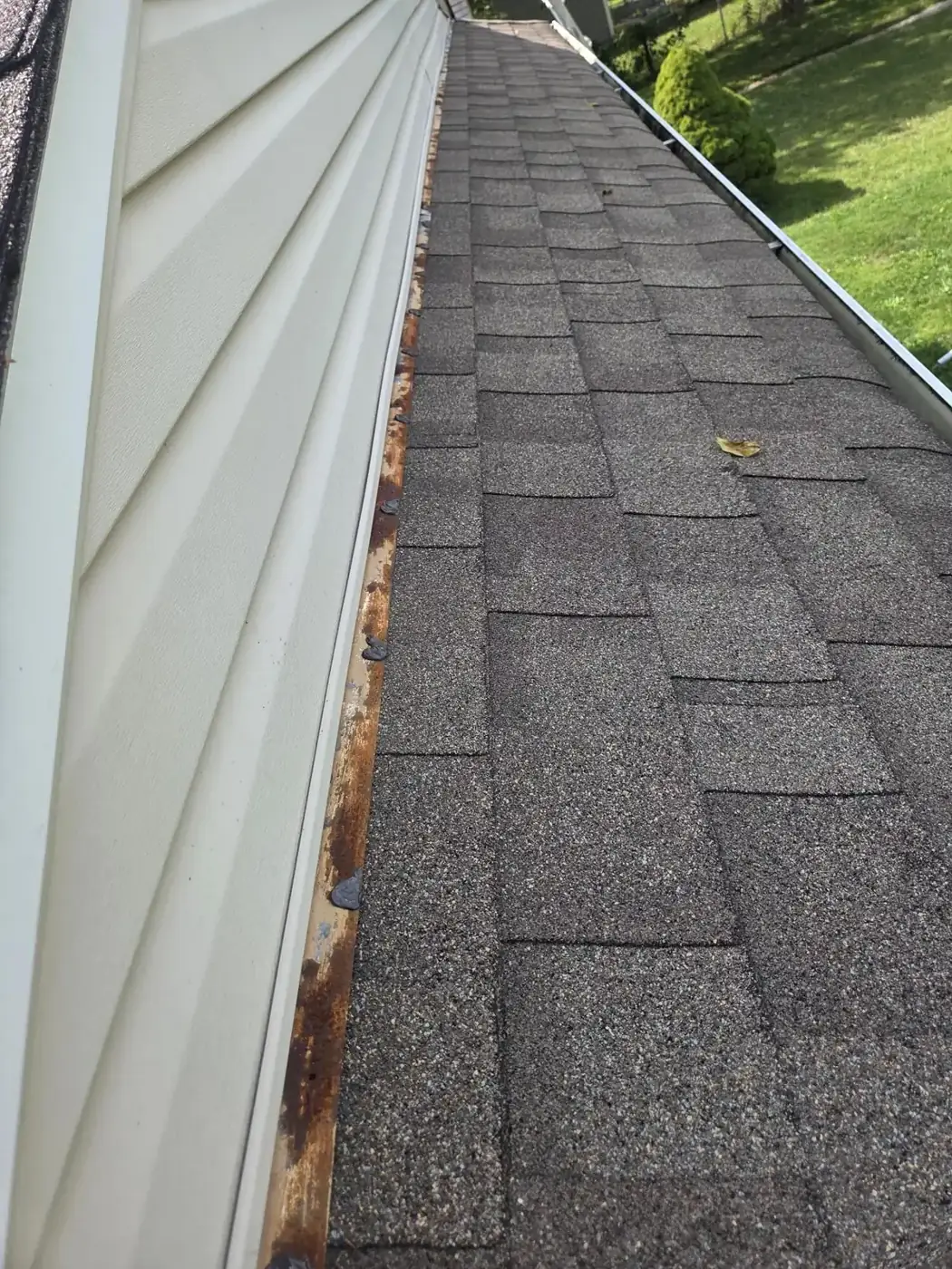 Roof edge along the siding wall on a Columbus, Ohio home during a flashing and shingle repair