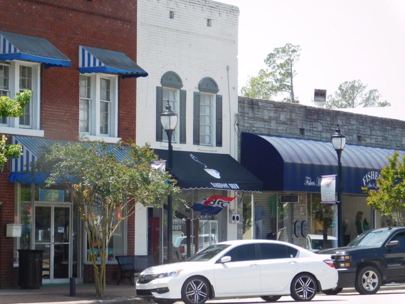 Roof Revivers is a local roofing company in Elizabethtown, North Carolina.
